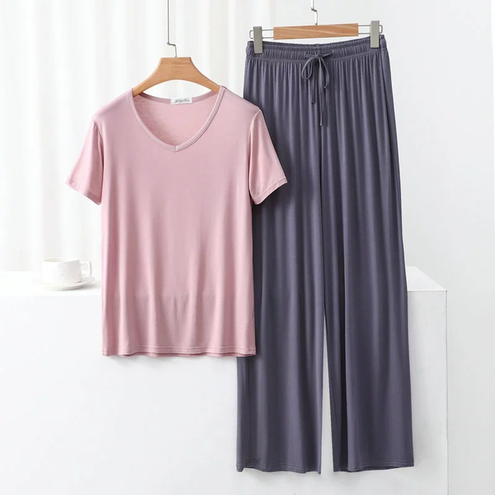 thumbnail image 5 of Conjunto de pijama de manga corta con cuello en V para mujer - Pantalones largos de poliéster y spandex, ropa de dormir ligera para verano, 5 of 5